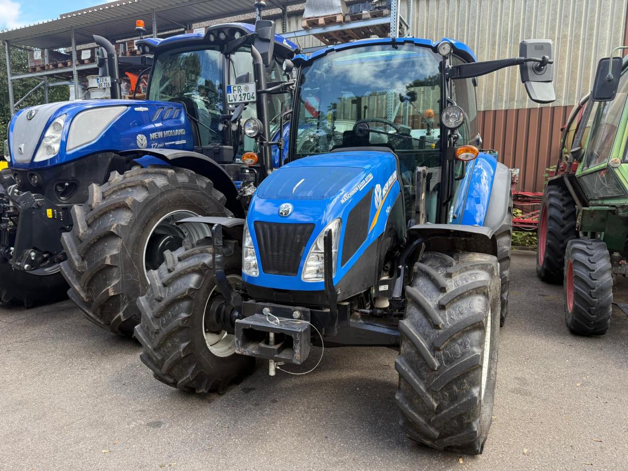 New Holland T 4.75 CAB Front