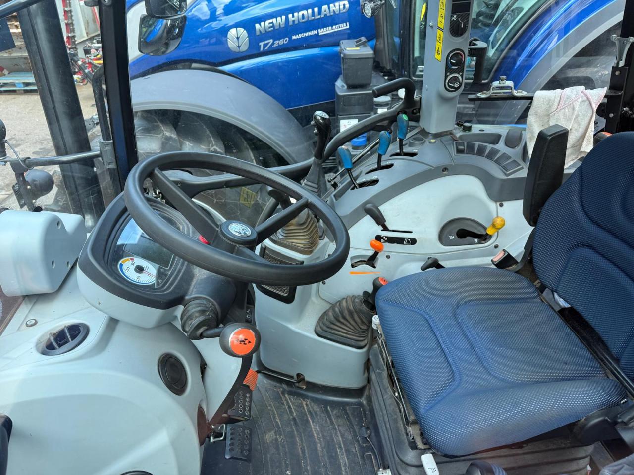 New Holland T 4.75 CAB Right