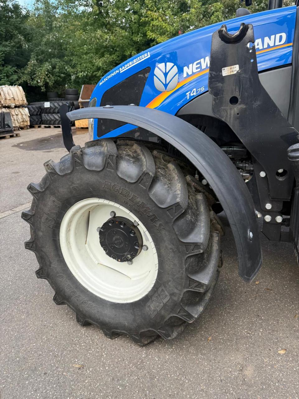 New Holland T 4.75 CAB Above
