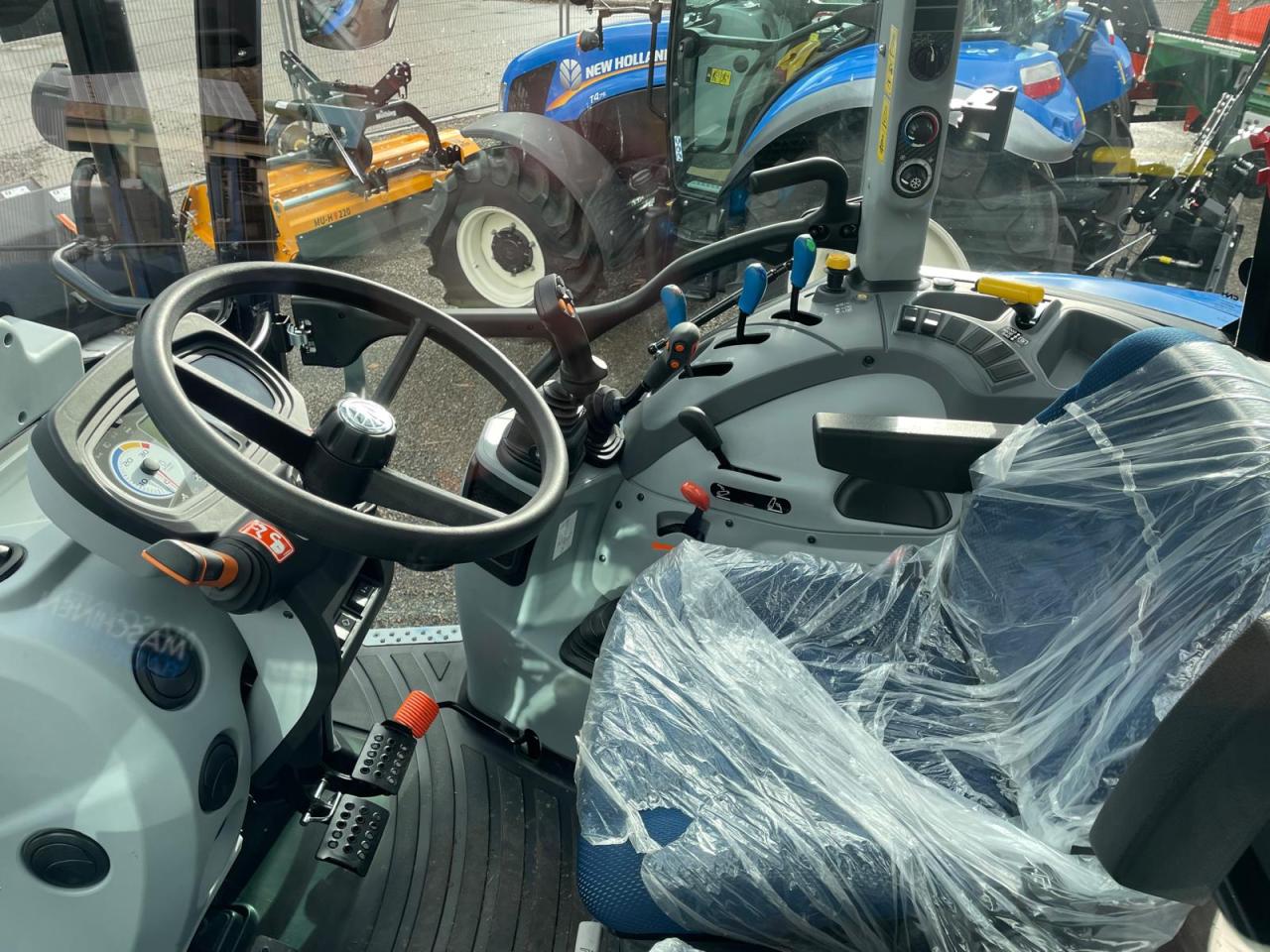 New Holland T 5.80 DC CAB STAGEV Rear
