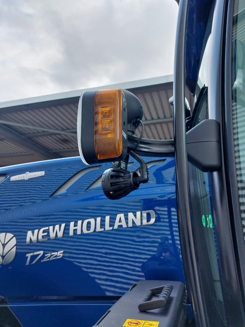 New Holland T 7.225 AC Blue Power Inside