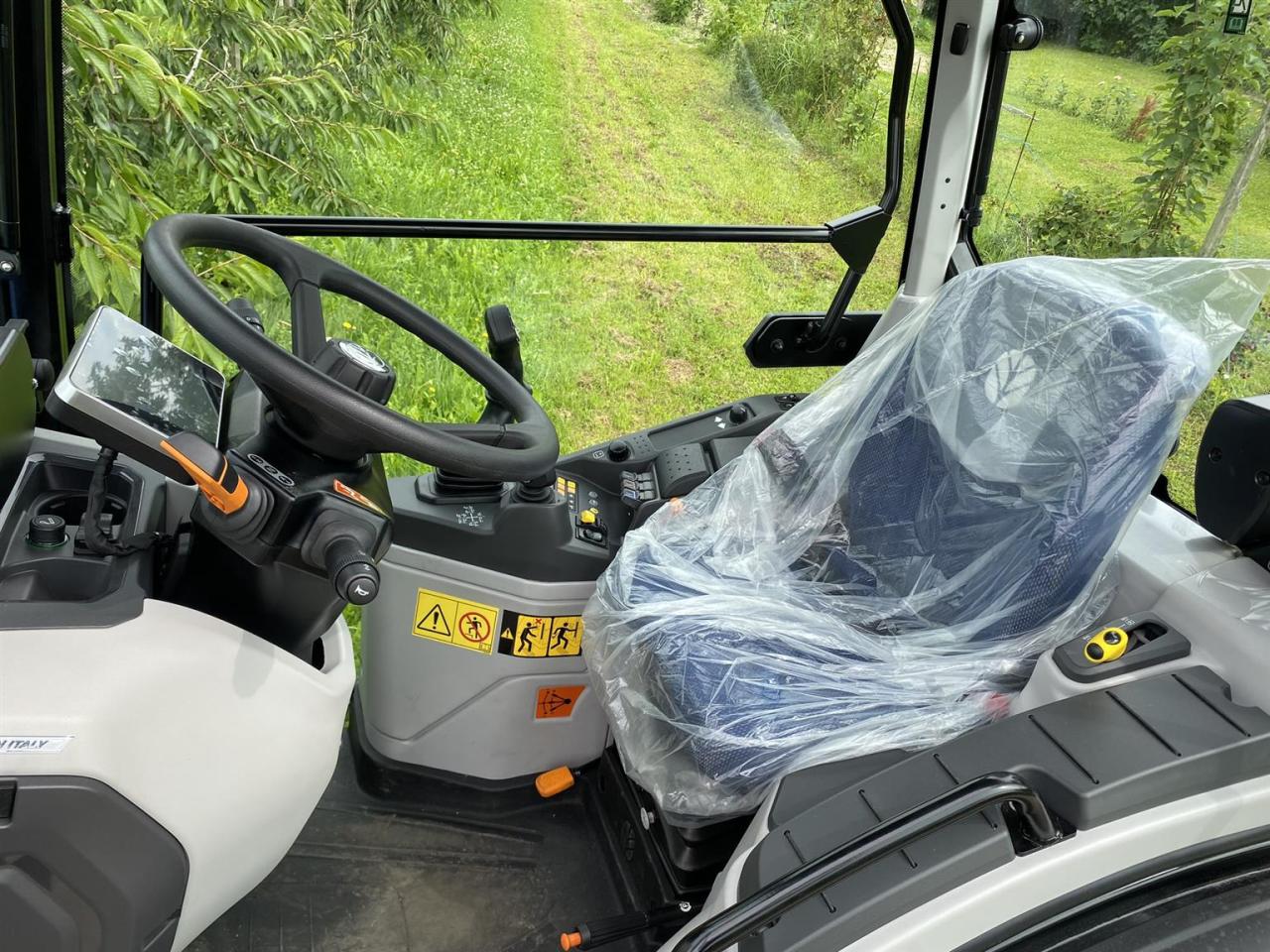 New Holland T 4.80 v CAB STAGE V Rear