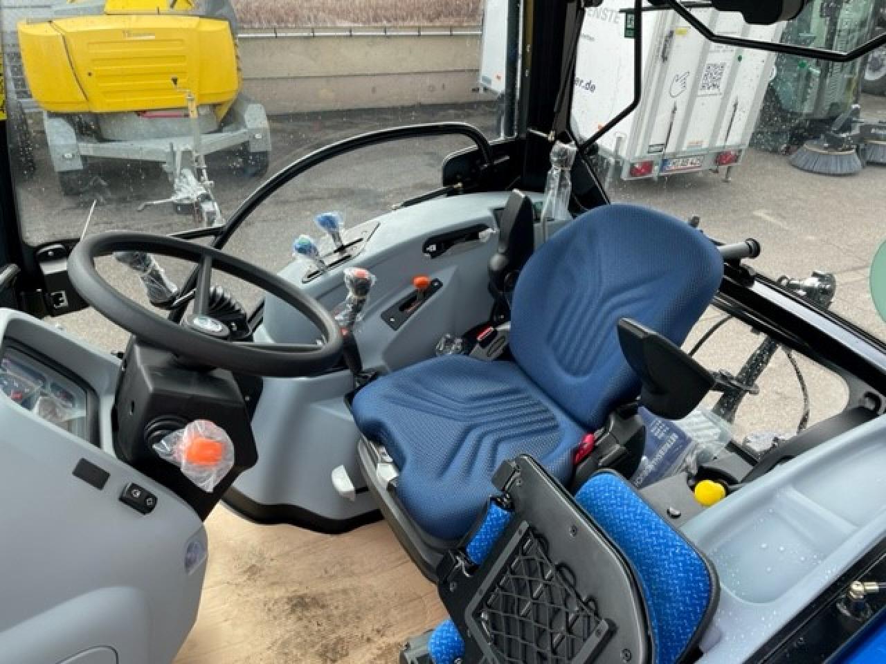 New Holland T 4S.75 CAB 4wd Satge V Inside