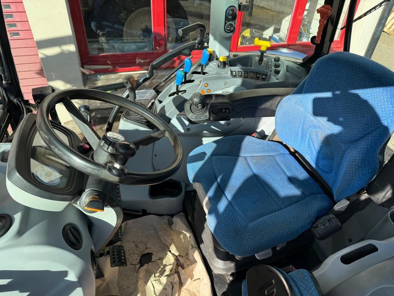 New Holland T5.115 EC Left