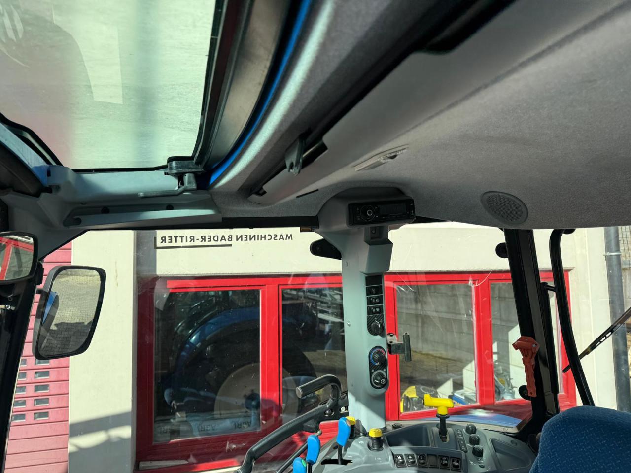 New Holland T5.115 EC Inside