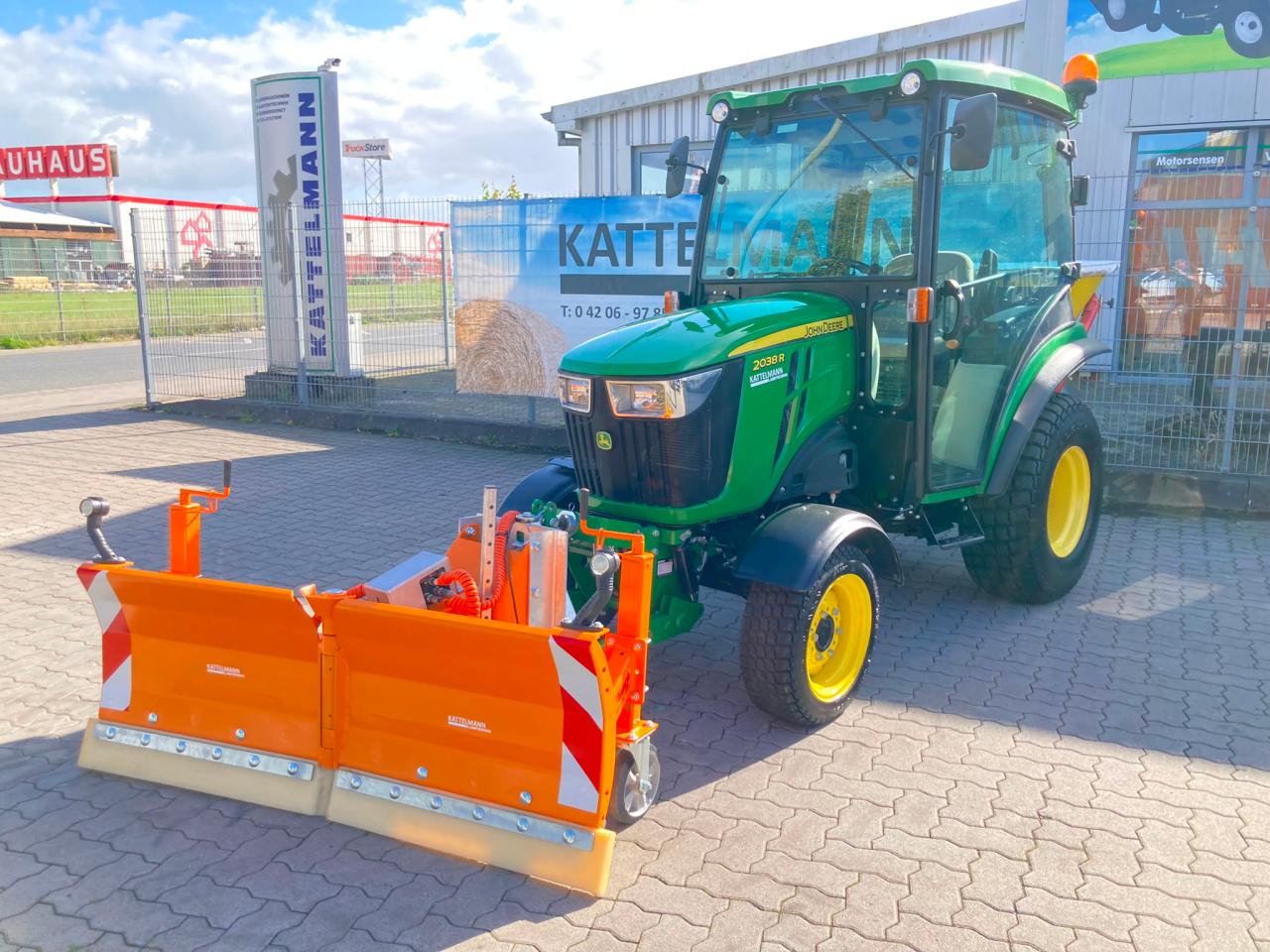 John Deere 2038R mit Schneeschild & Streuer