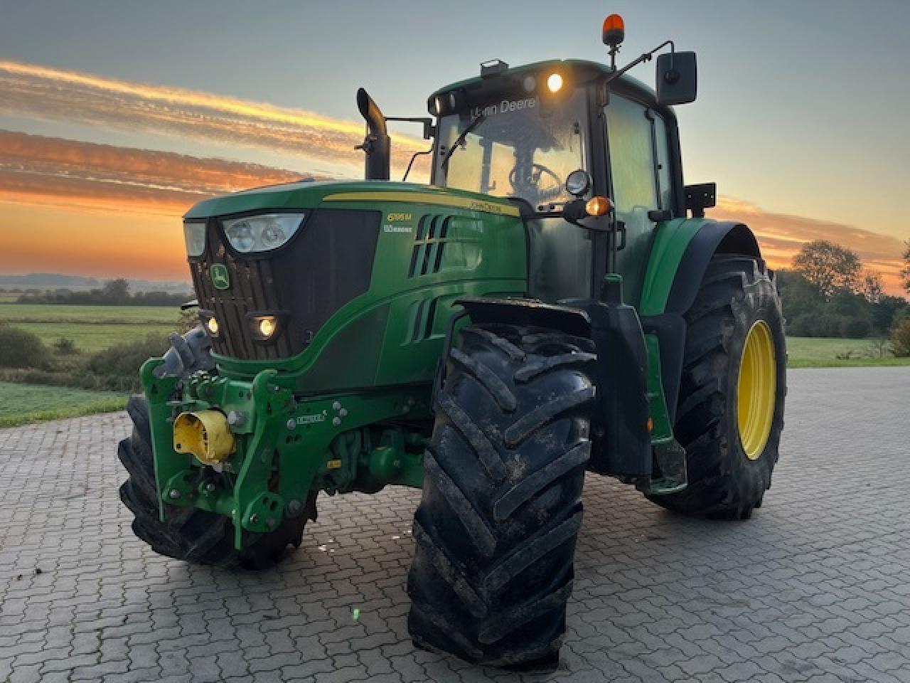 John Deere 6195M