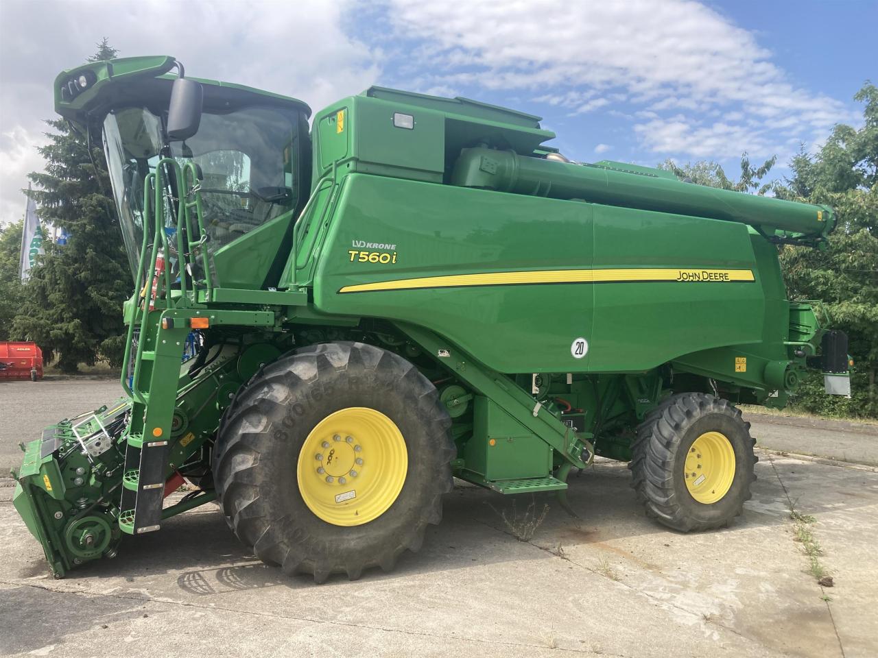 John Deere T560