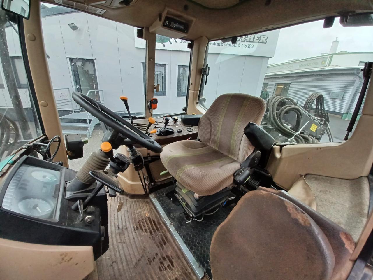 John Deere 6110SE Rear