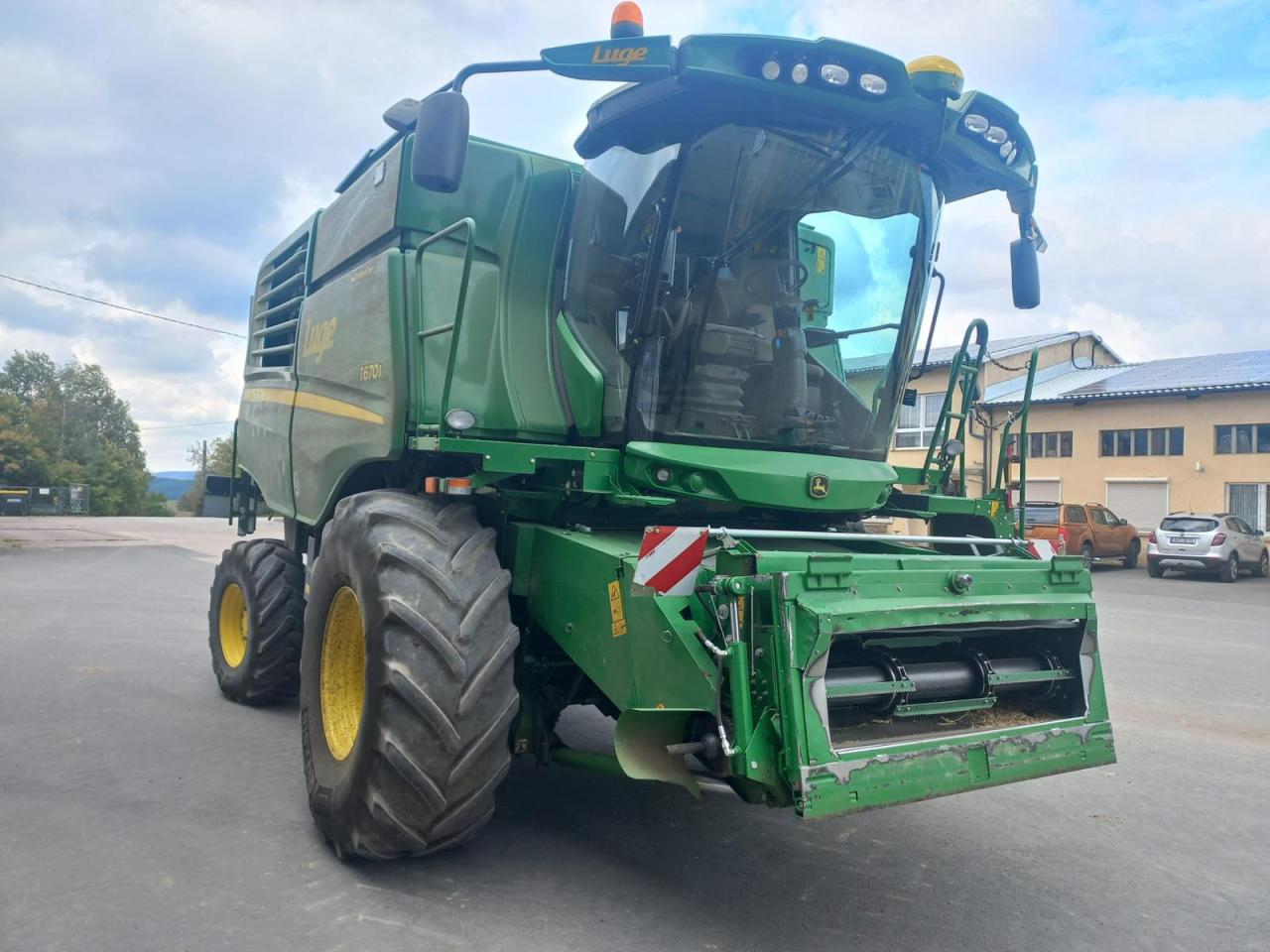 John Deere T670 HM Front