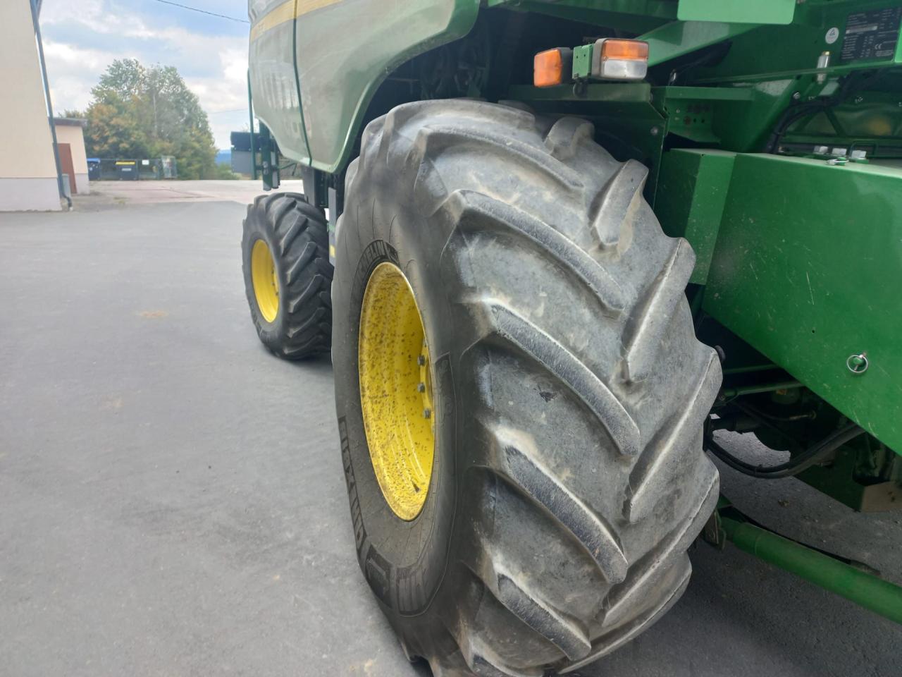 John Deere T670 HM Front