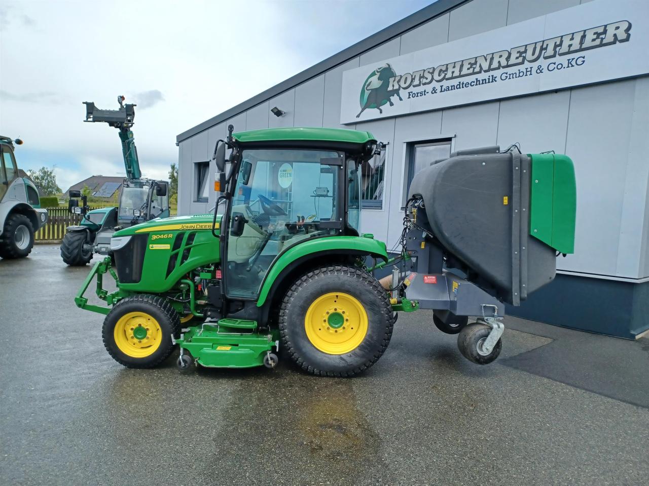 John Deere 3046R Front