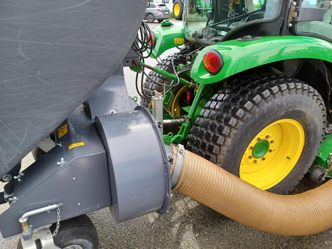 John Deere 3046R Rear