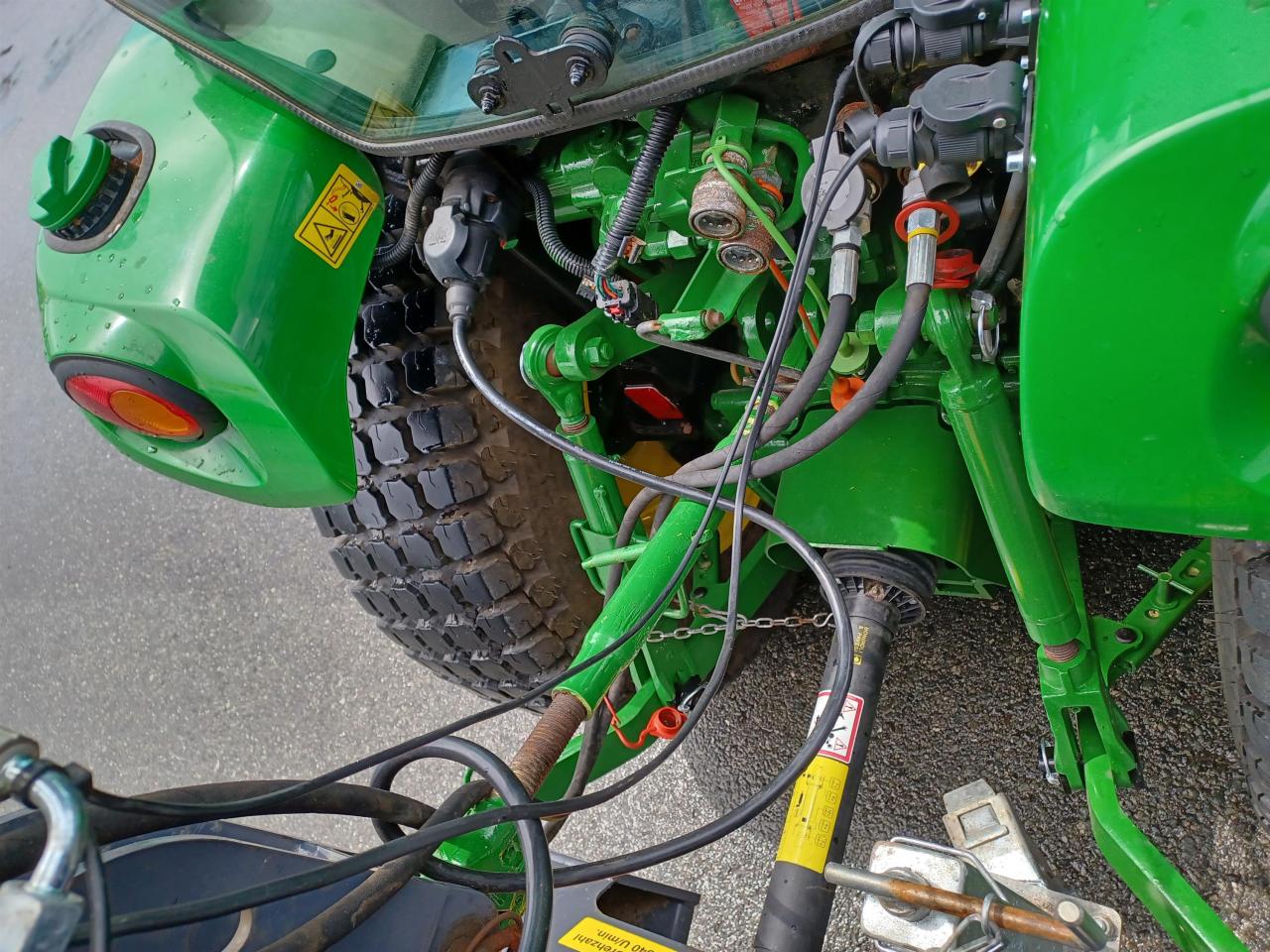John Deere 3046R Rear