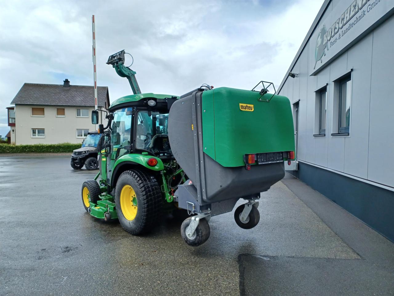 John Deere 3046R Rear