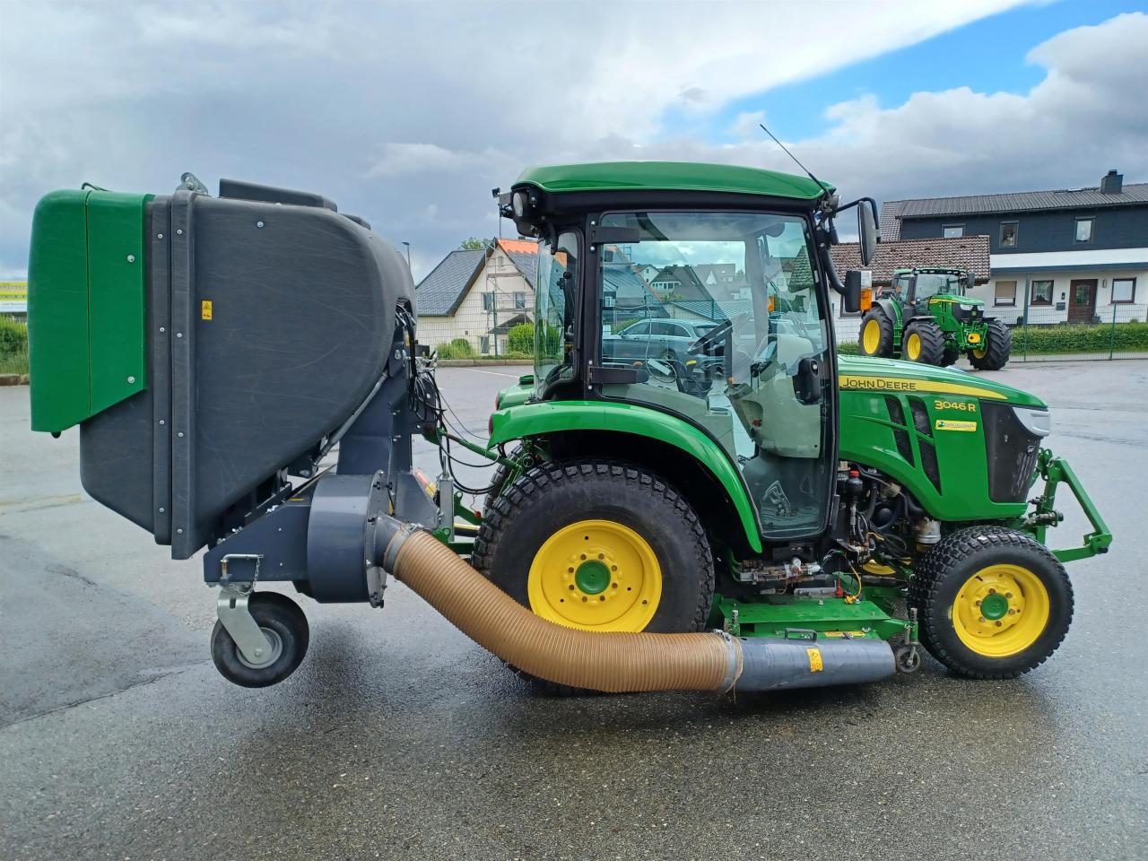 John Deere 3046R Right