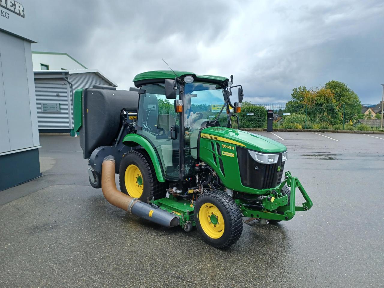 John Deere 3046R Left