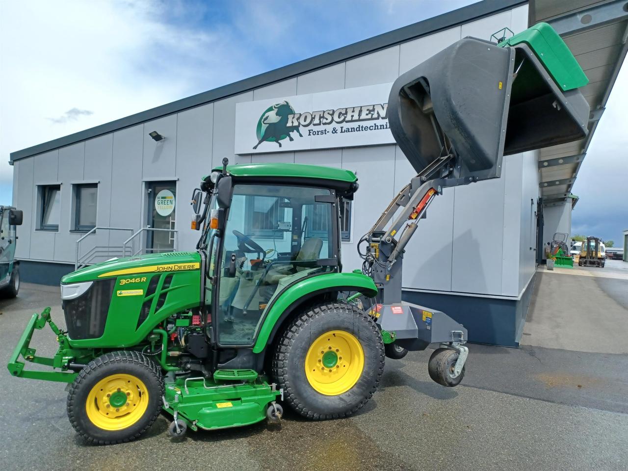 John Deere 3046R Inside