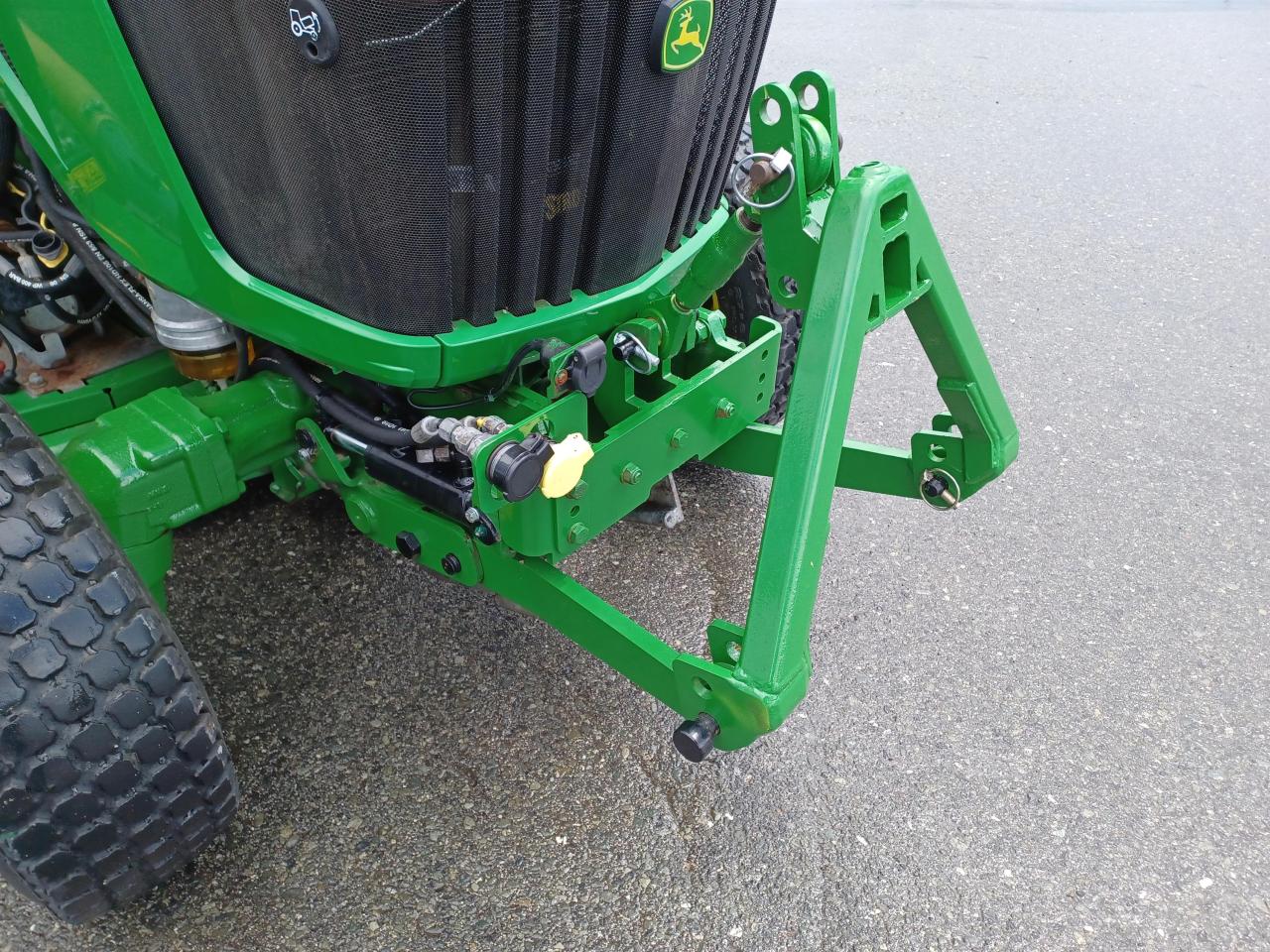 John Deere 3046R Front