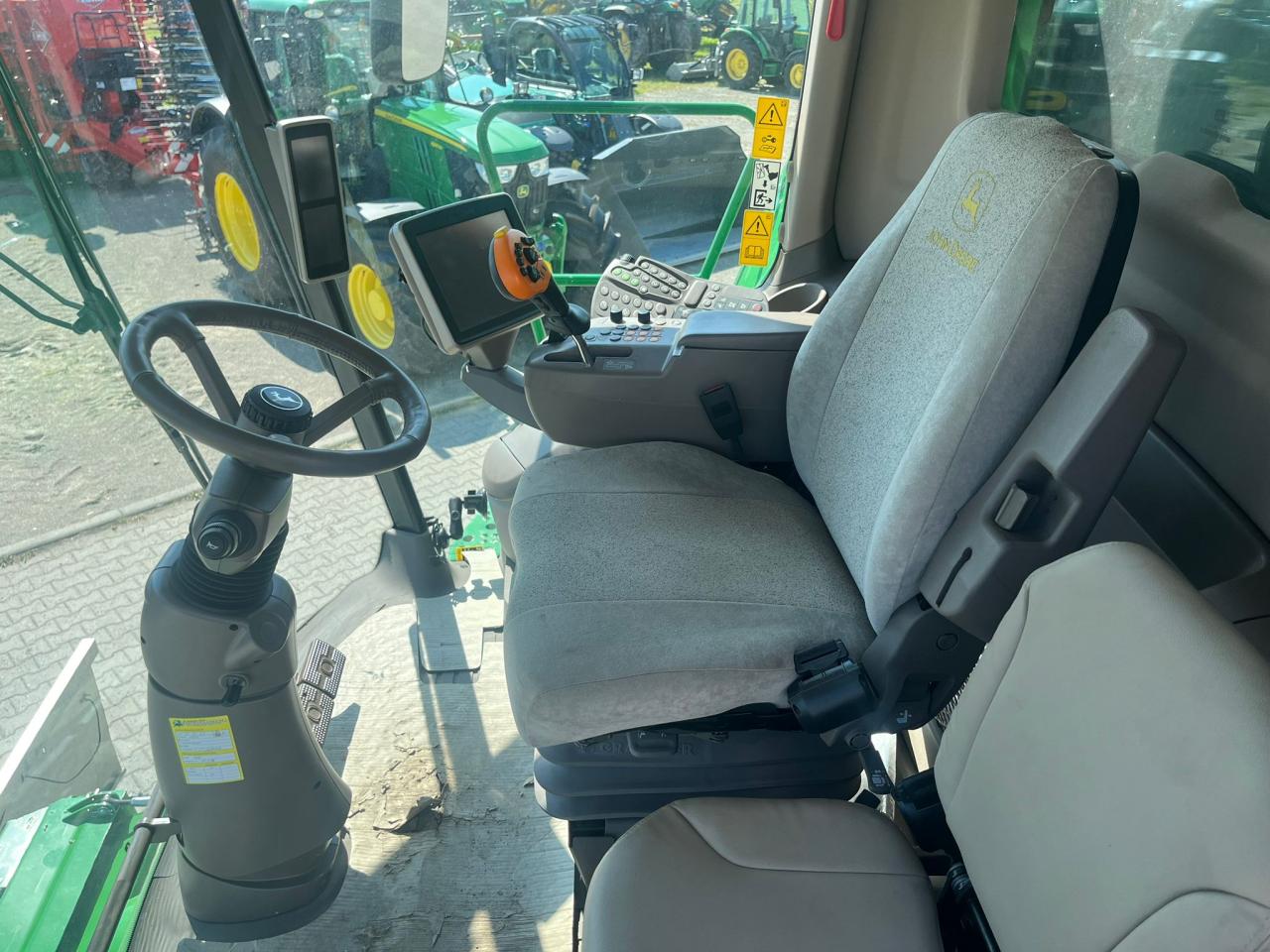 John Deere T670i HM Inside