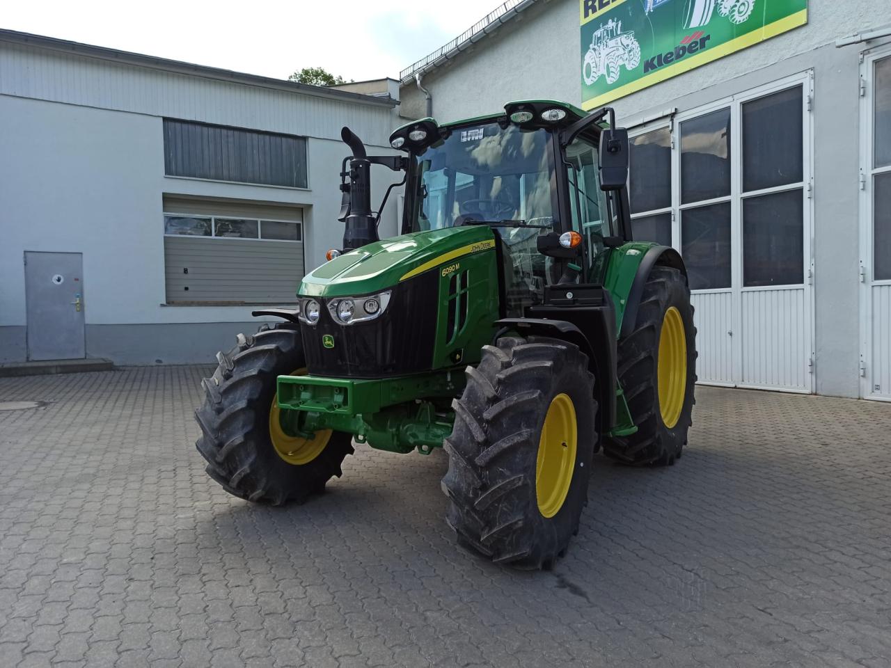 John Deere 6090M Front