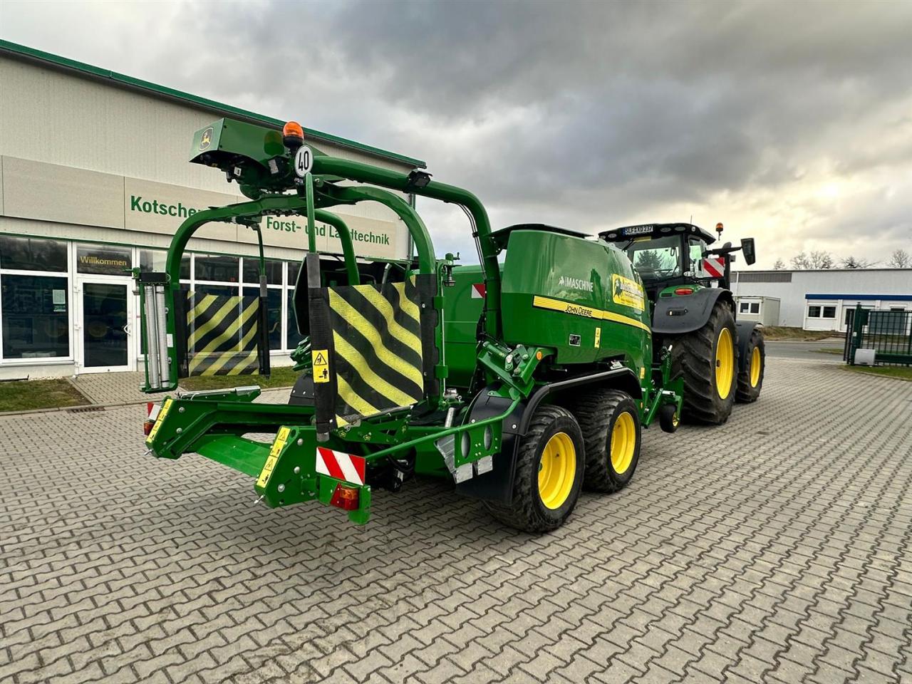 John Deere C441R Front