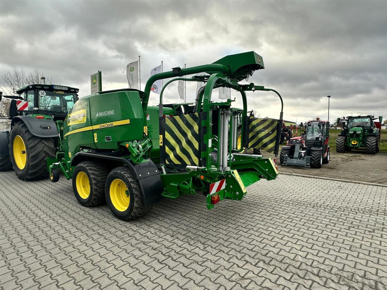 John Deere C441R Right
