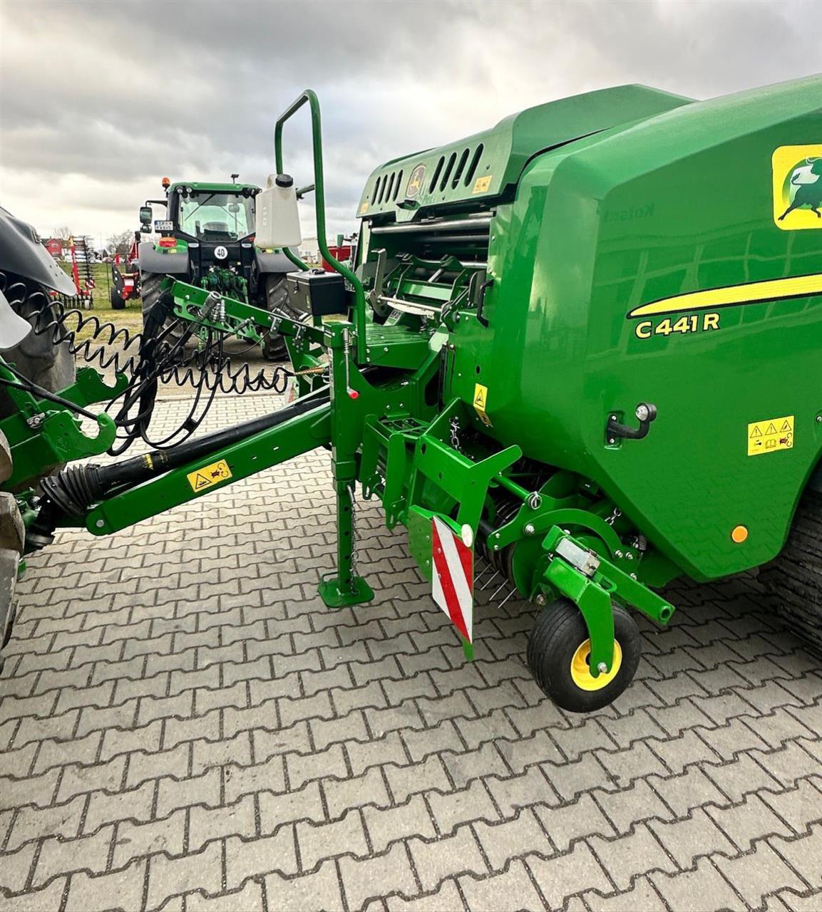 John Deere C441R Inside