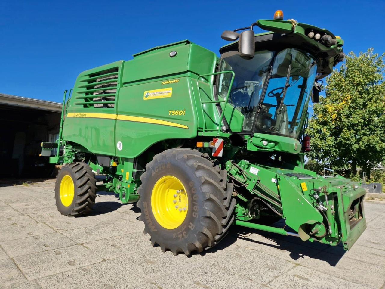 John Deere T560 HM Right