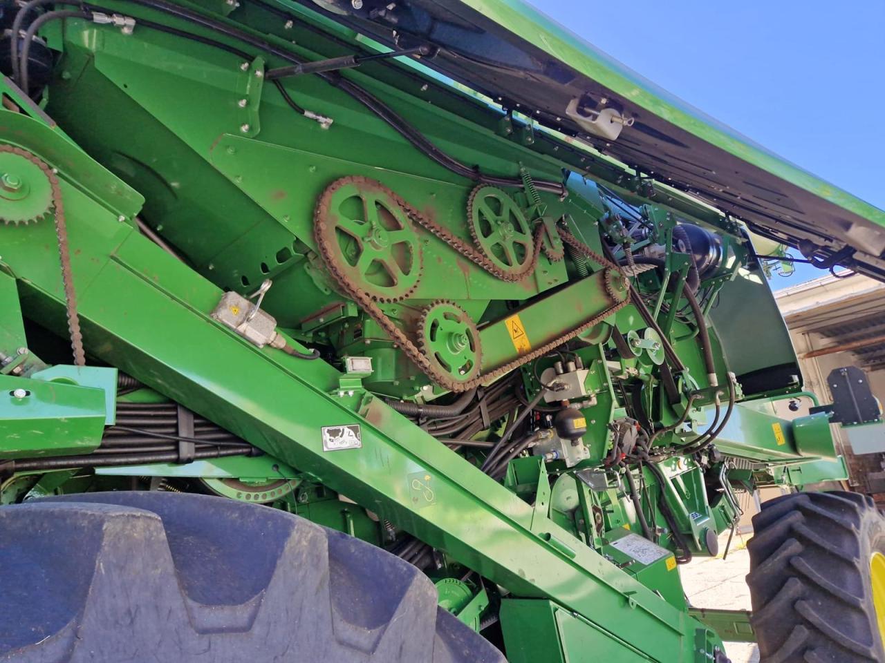 John Deere T560 HM Front
