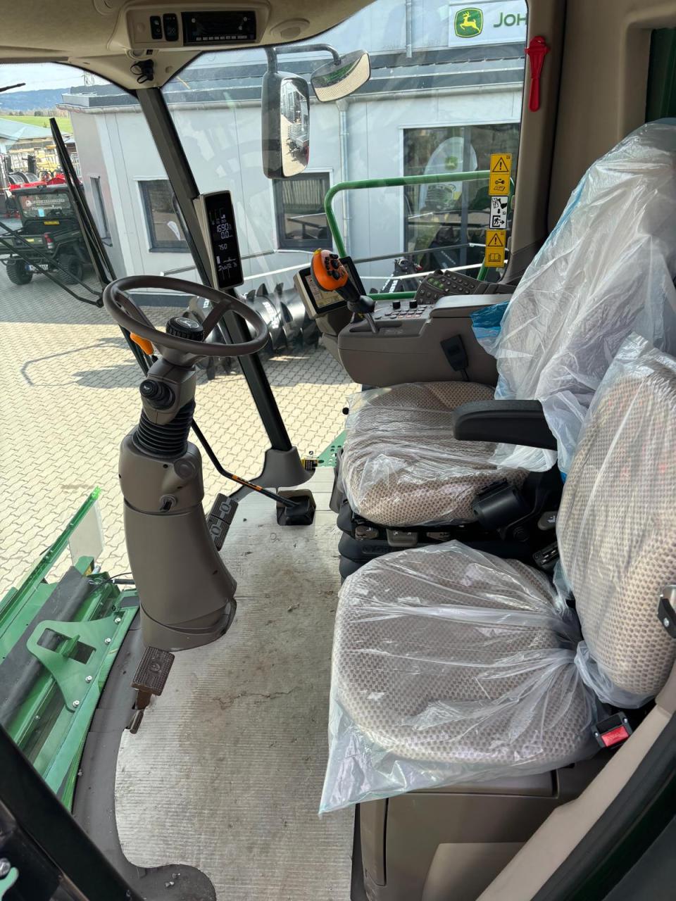 John Deere T660i Rear