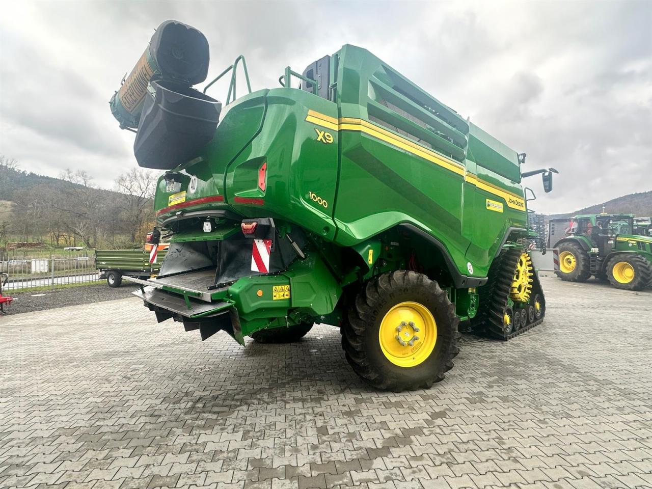 John Deere X9 - 1000 Right