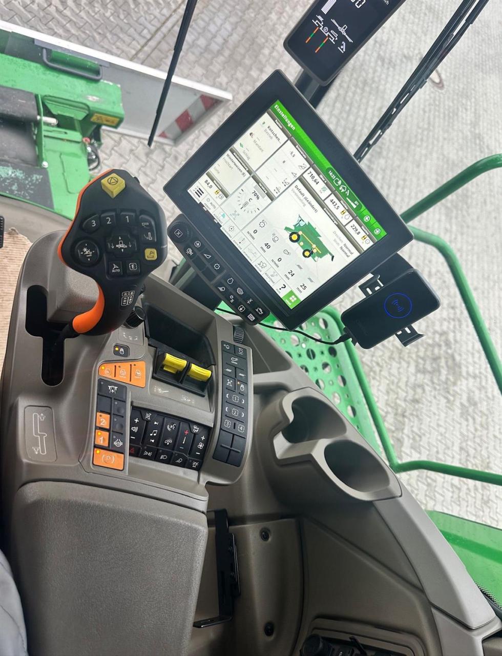 John Deere X9 - 1000 Inside
