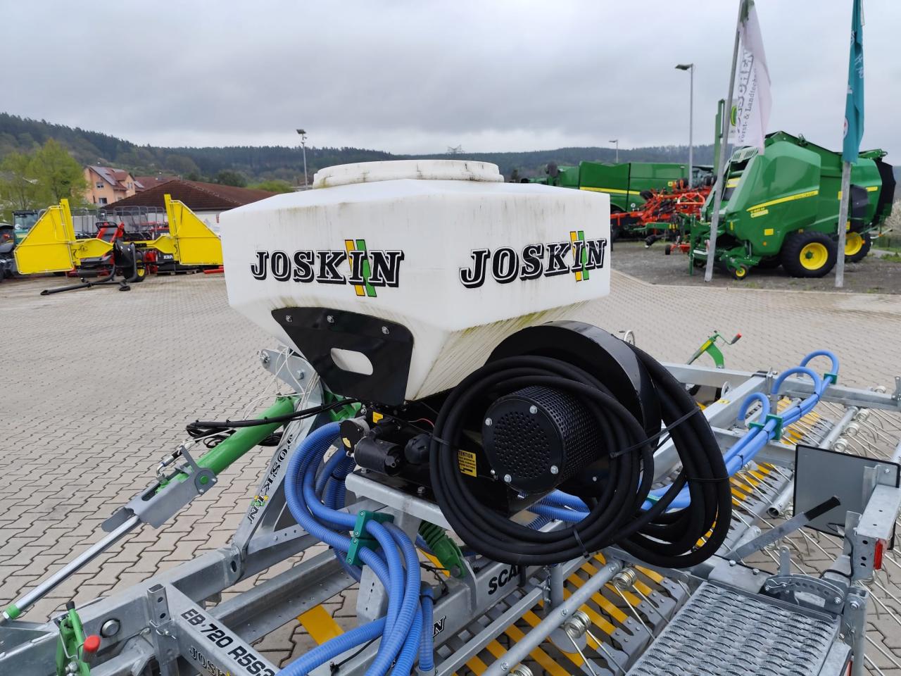 Joskin SCARIFLEX 720 R5S3 mit Sämaschine Front