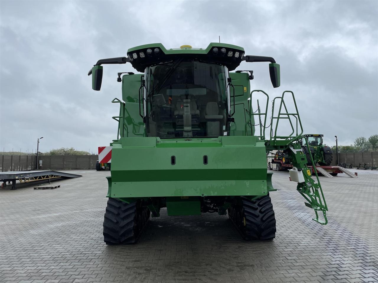 John Deere X9 - 1100 Front