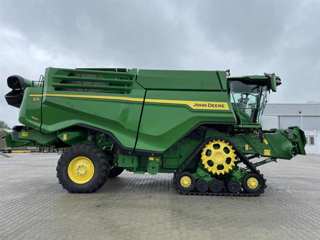 John Deere X9 - 1100 Right