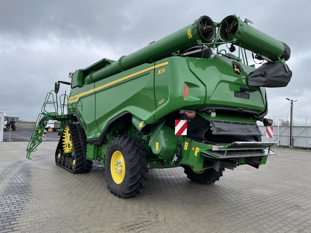 John Deere X9 - 1100 Inside