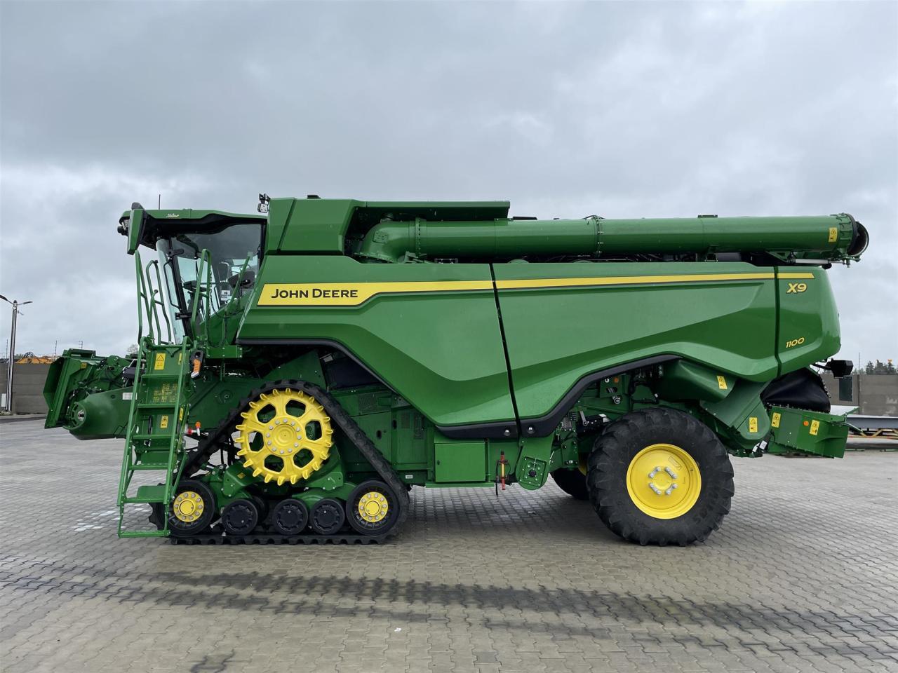 John Deere X9 - 1100 Above