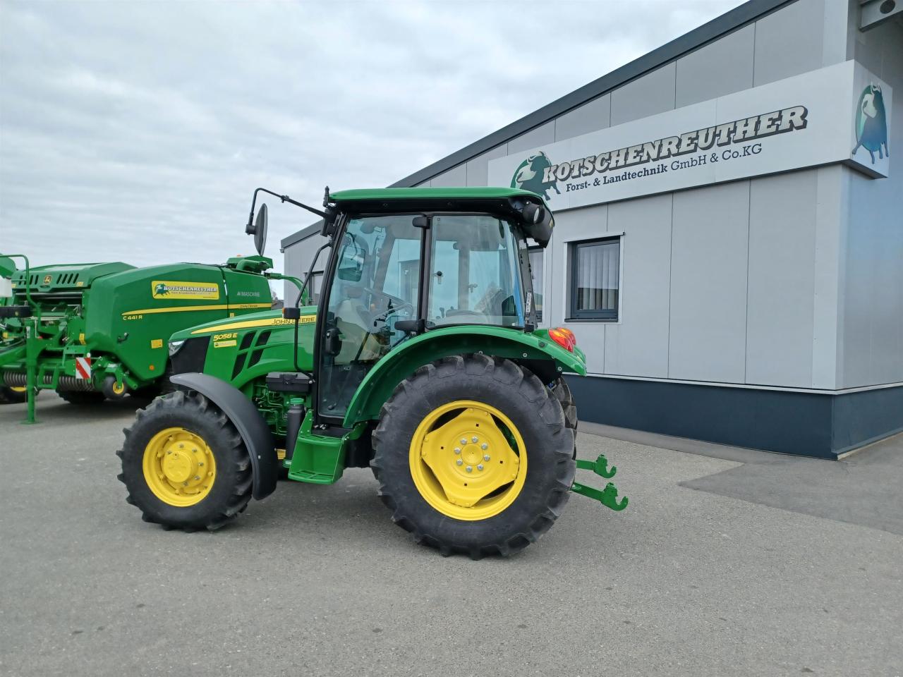 John Deere 5058E Front
