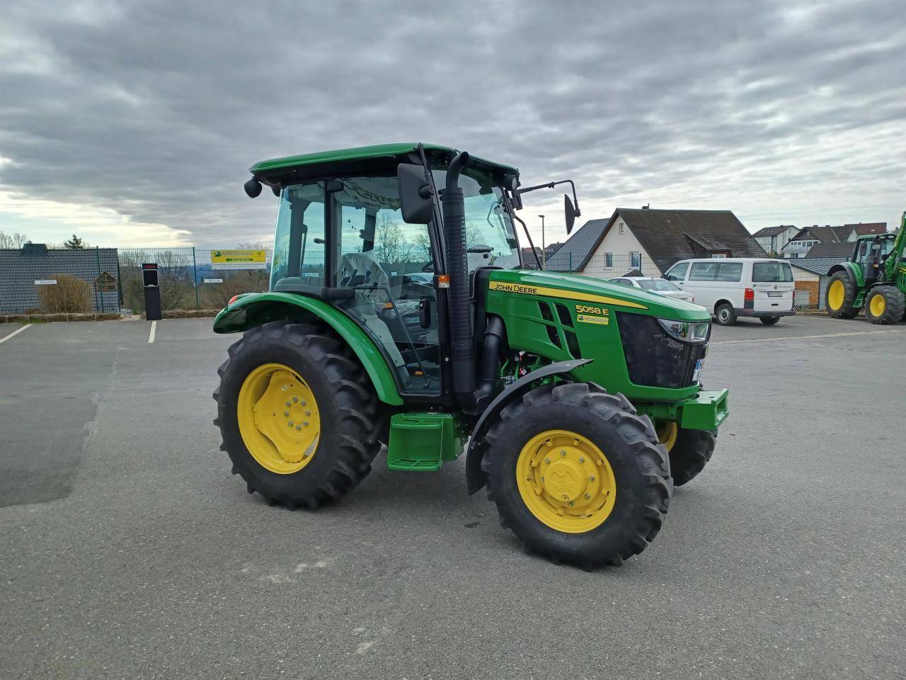 John Deere 5058E Left