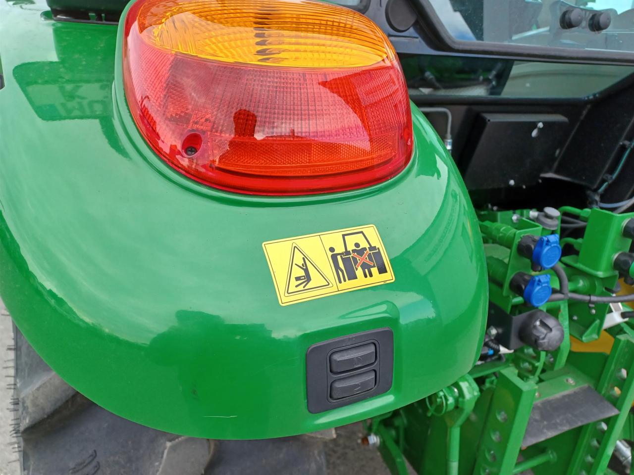 John Deere 5058E Inside