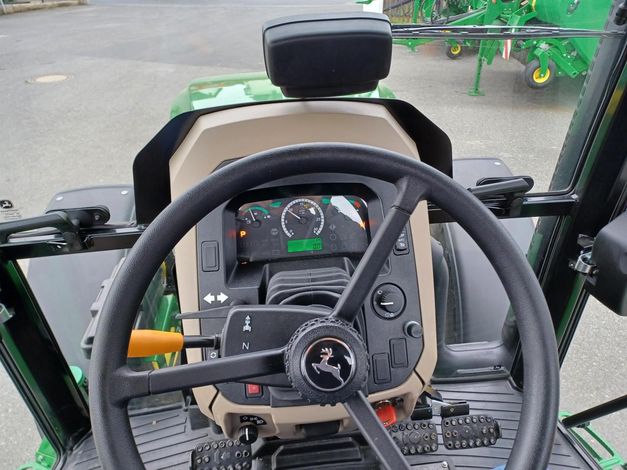 John Deere 5058E Front