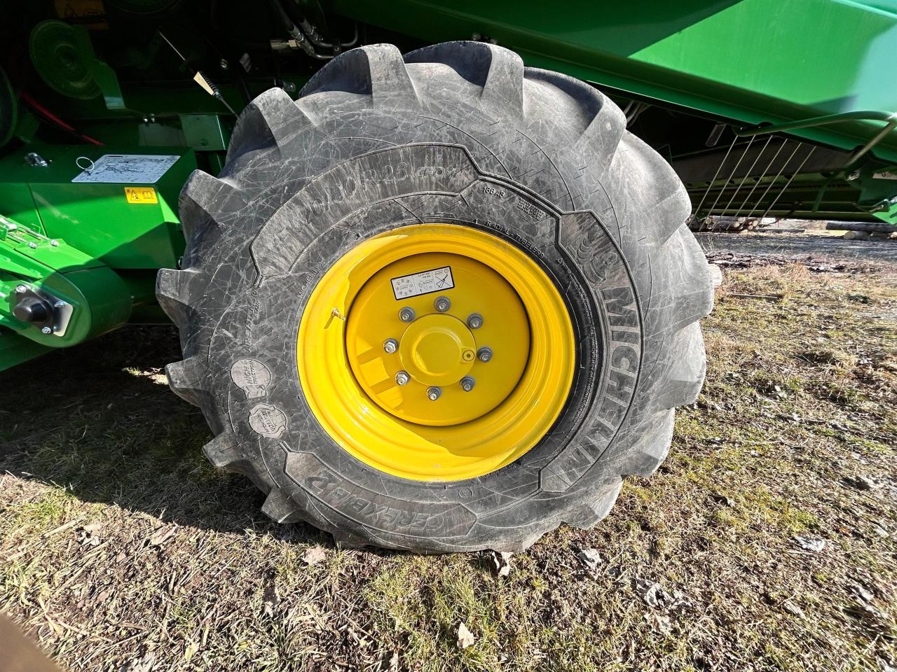 John Deere T670i Left