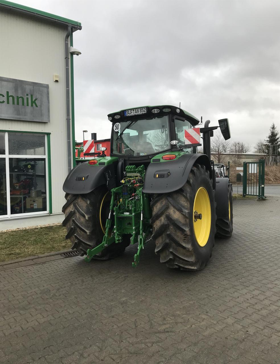 John Deere 6R 195 Right