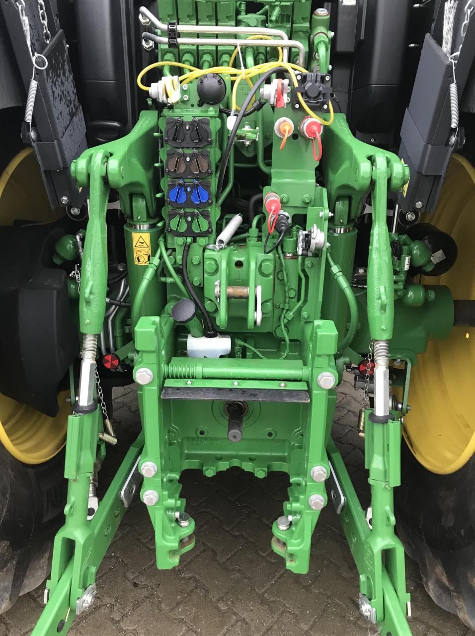 John Deere 6R 195 Left