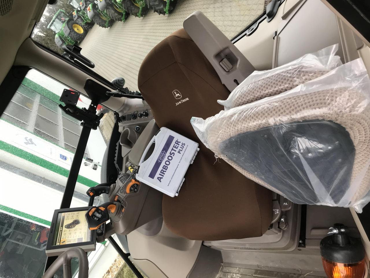 John Deere 6R 195 Inside