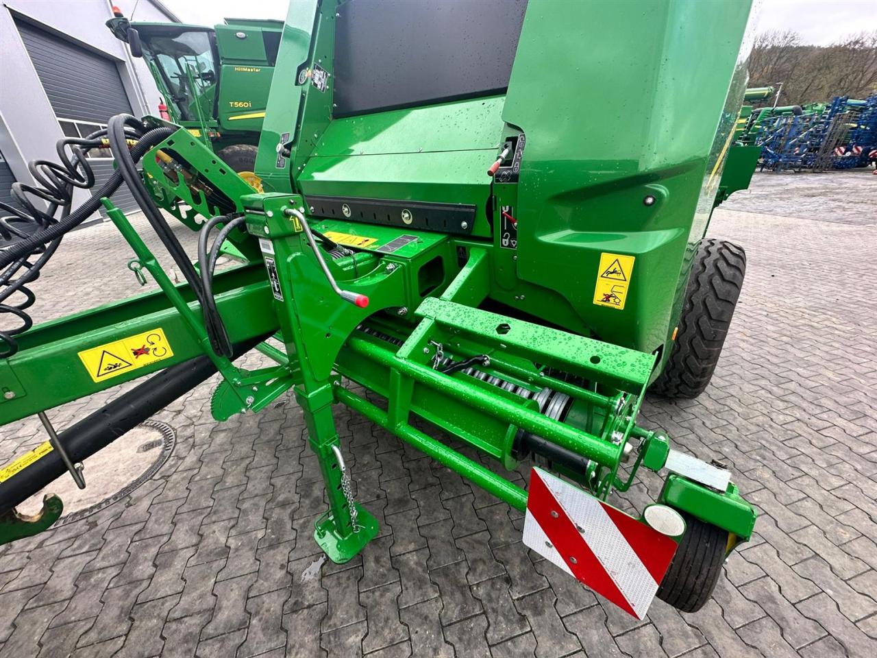 John Deere V461M Inside
