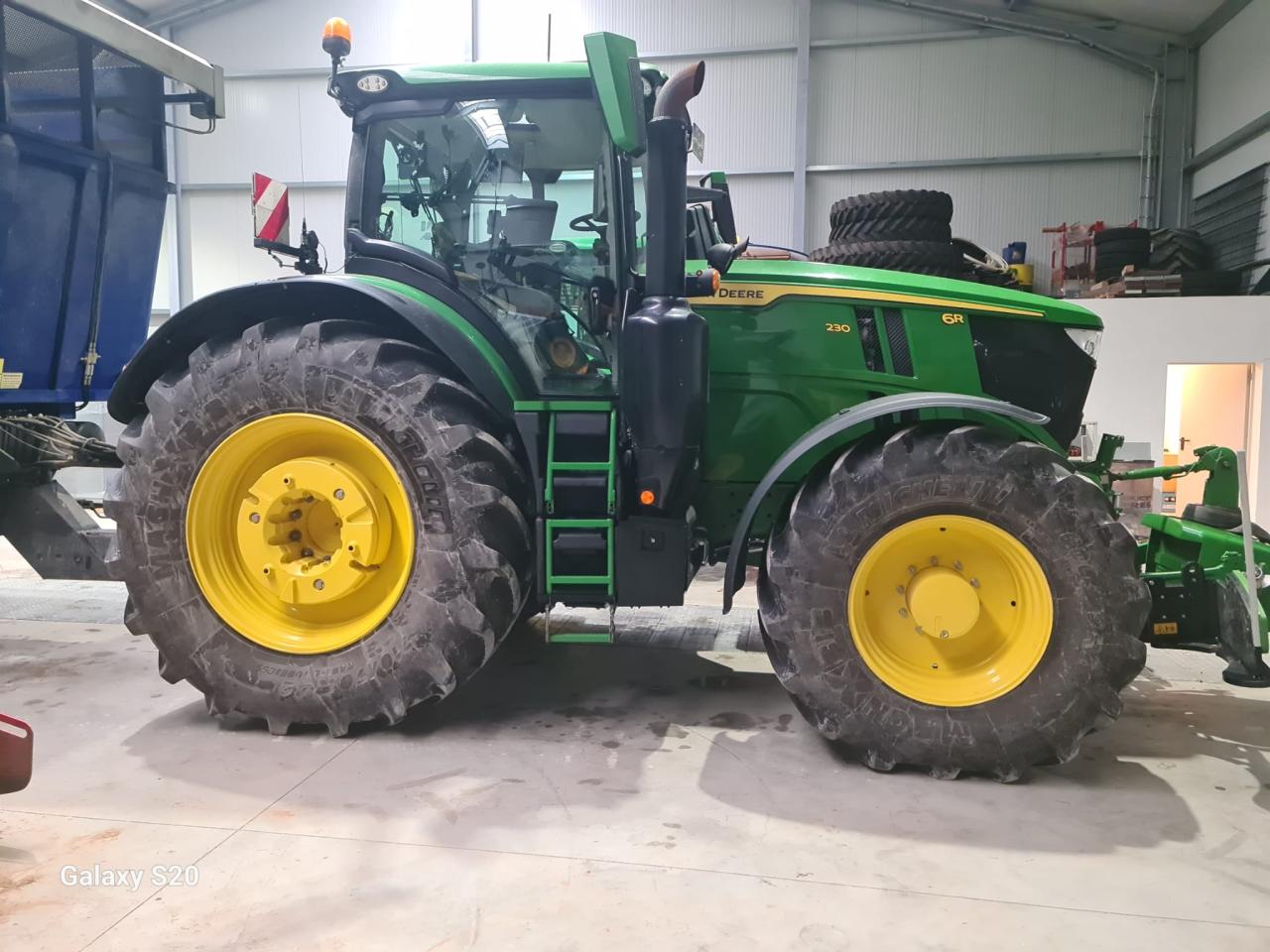 John Deere 6R 230
