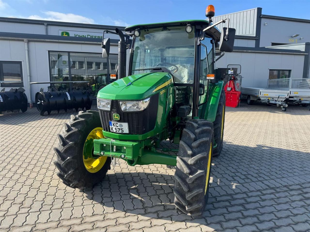 John Deere 5075E Front
