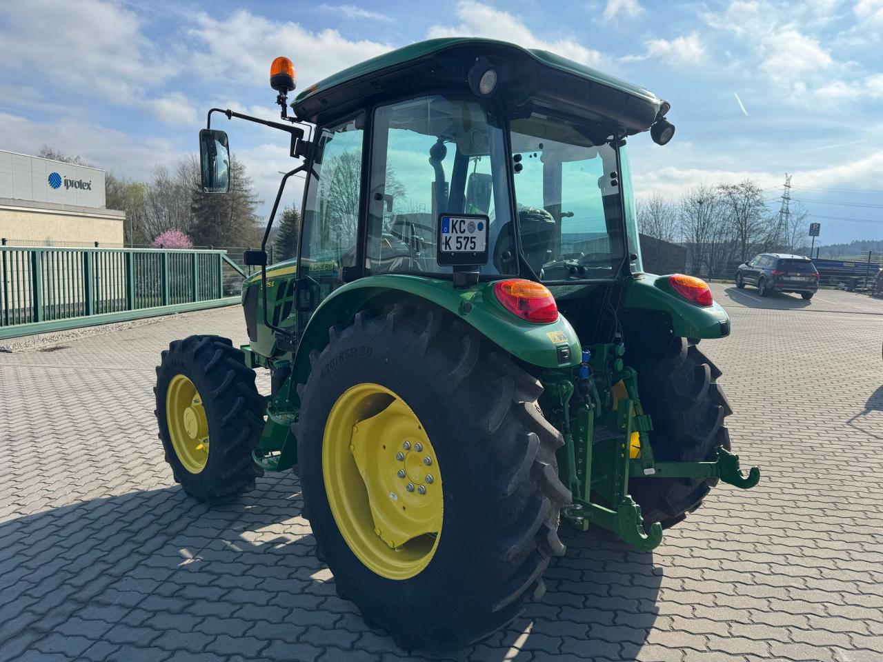 John Deere 5075E Right